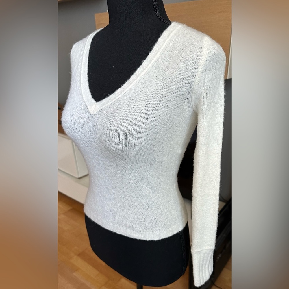 Abercrombie & Fitch White V-Neck Fuzzy Sweater